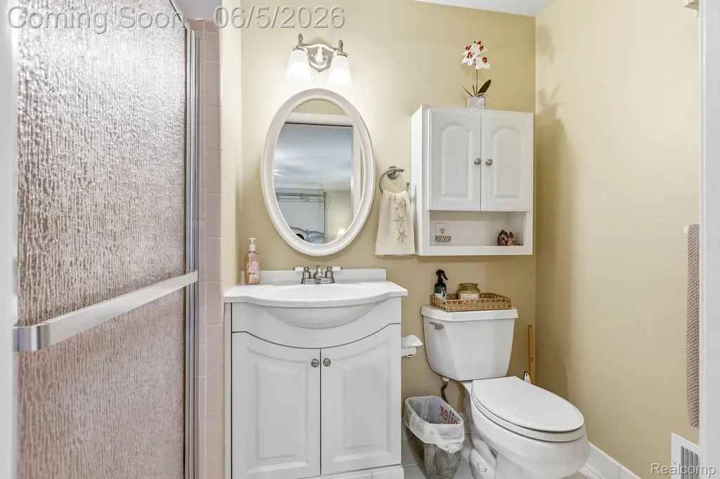 32040 Cambridge Drive Warren City MI 48093