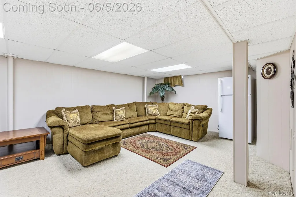 32040 Cambridge Drive Warren City MI 48093