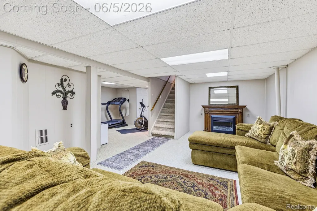 32040 Cambridge Drive Warren City MI 48093