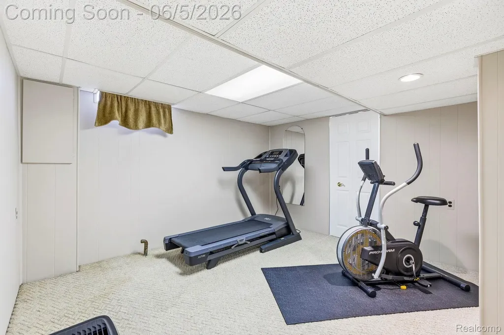 32040 Cambridge Drive Warren City MI 48093