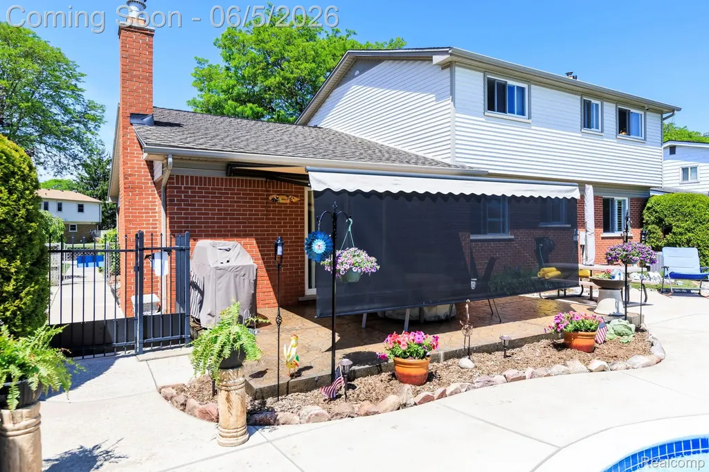 32040 Cambridge Drive Warren City MI 48093