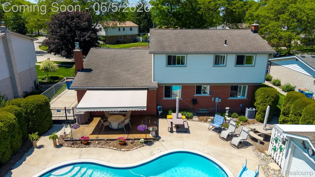 32040 Cambridge Drive Warren City MI 48093