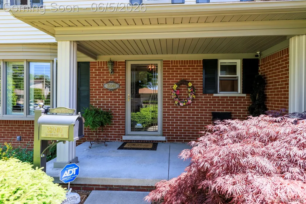 32040 Cambridge Drive Warren City MI 48093