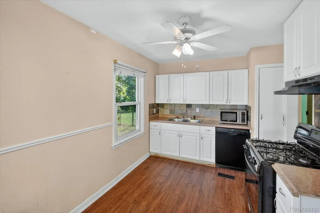 33953 Glover Street Wayne City MI 48184