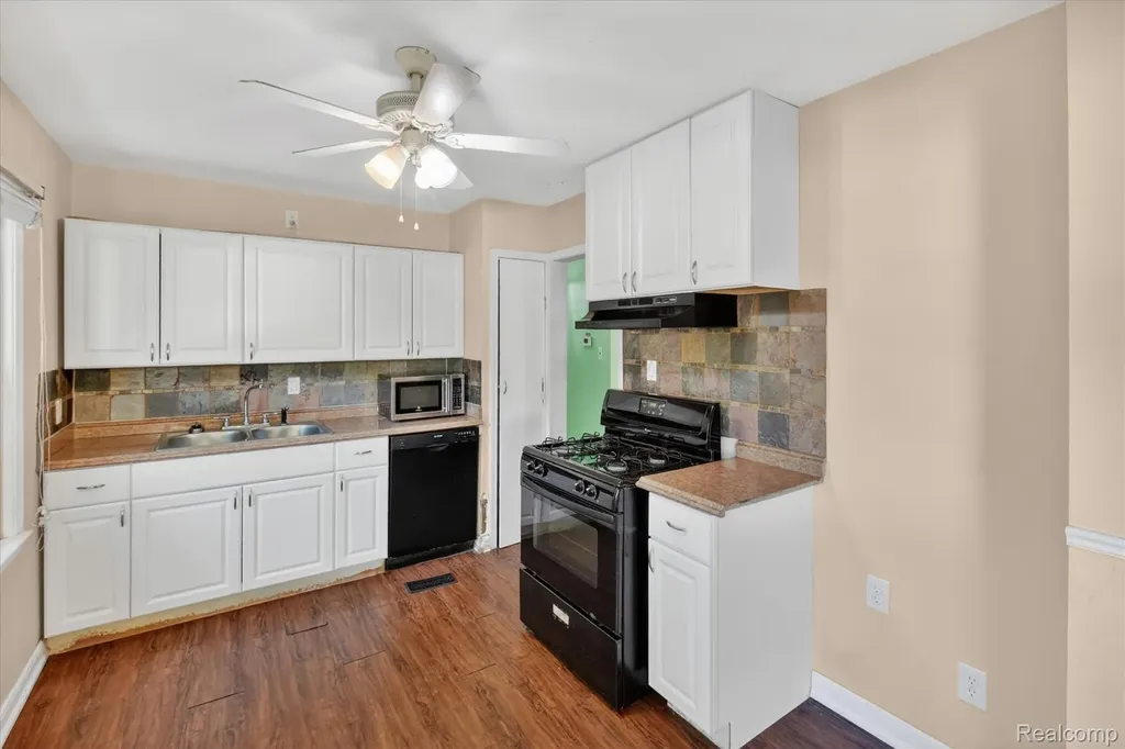 33953 Glover Street Wayne City MI 48184