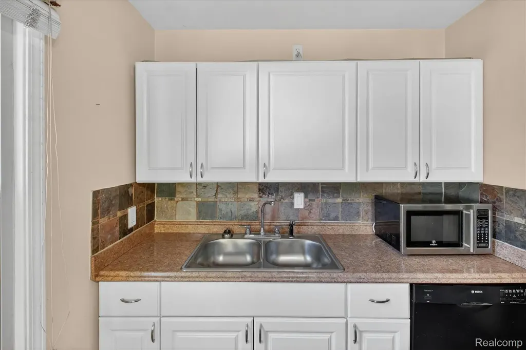 33953 Glover Street Wayne City MI 48184