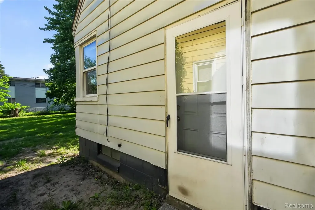 33953 Glover Street Wayne City MI 48184