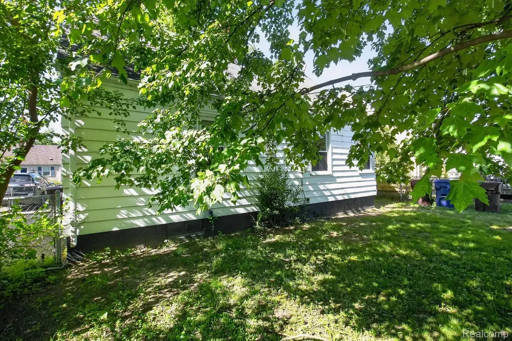 33953 Glover Street Wayne City MI 48184