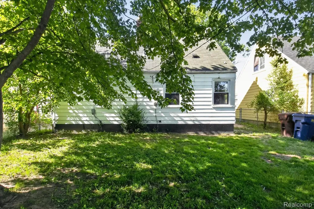 33953 Glover Street Wayne City MI 48184