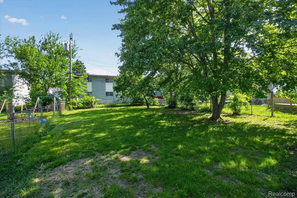 33953 Glover Street Wayne City MI 48184