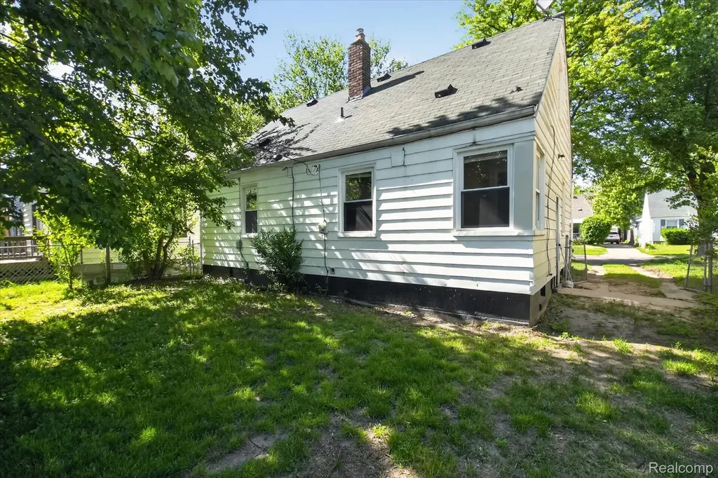33953 Glover Street Wayne City MI 48184