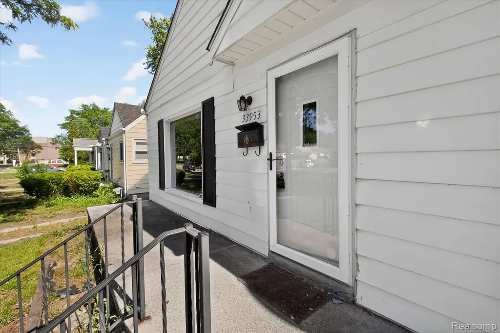 33953 Glover Street Wayne City MI 48184