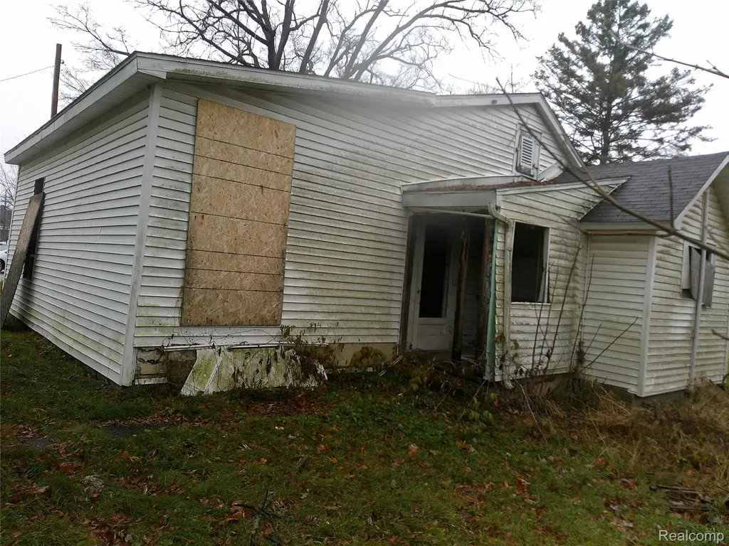 301 Chesaning Street St. Charles Village MI 48655