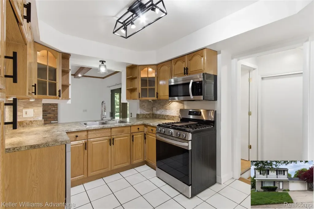 27646 Pierce Street Southfield City MI 48076