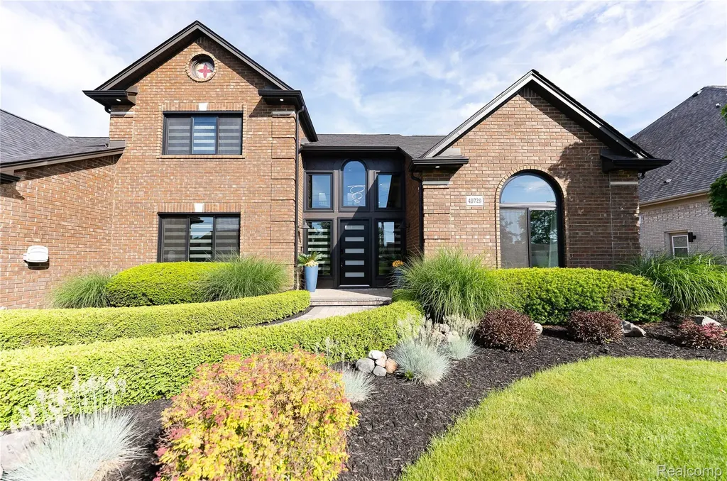 49729 Nautical Drive Chesterfield Township MI 48047