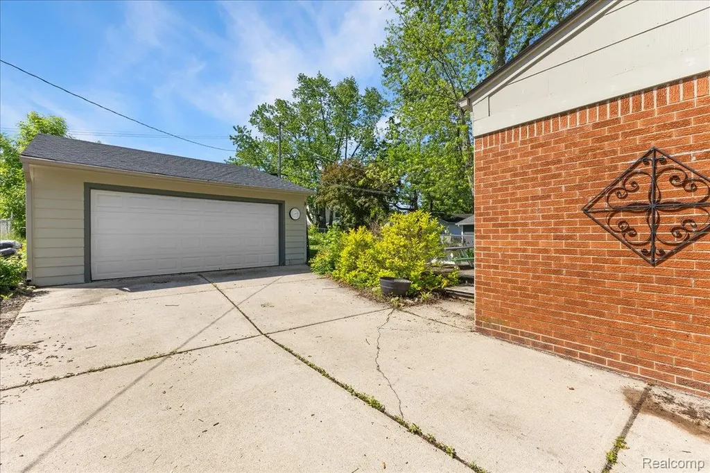 154 Nichols Drive Saline City MI 48176