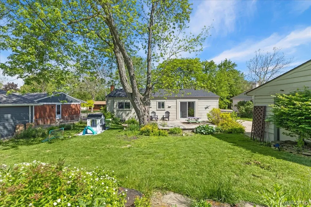 154 Nichols Drive Saline City MI 48176