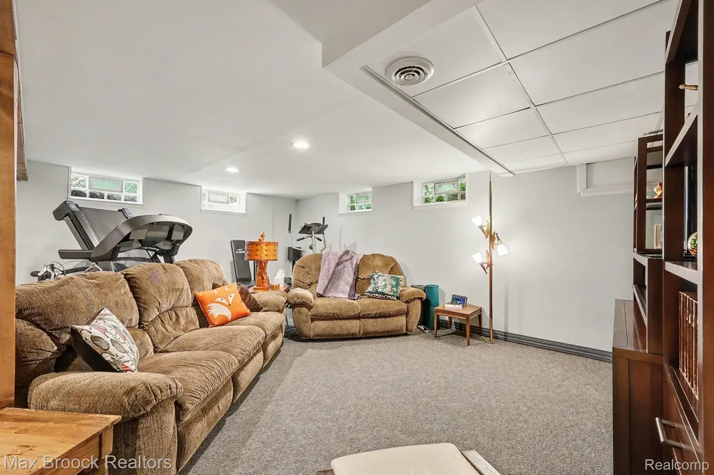 30615 Longcrest Street Southfield City MI 48076