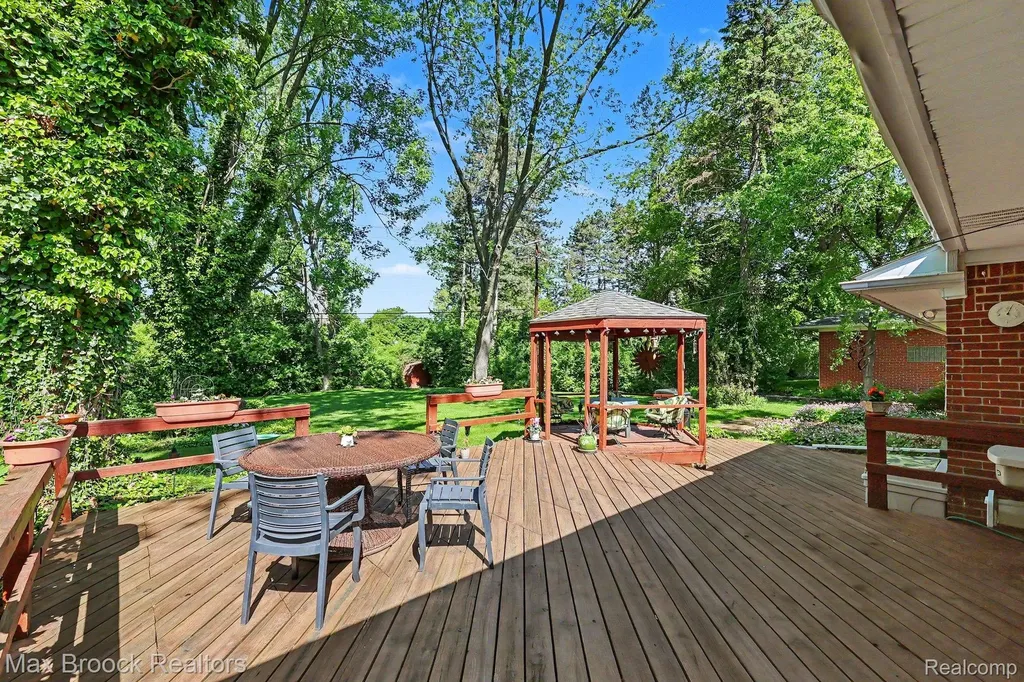 30615 Longcrest Street Southfield City MI 48076