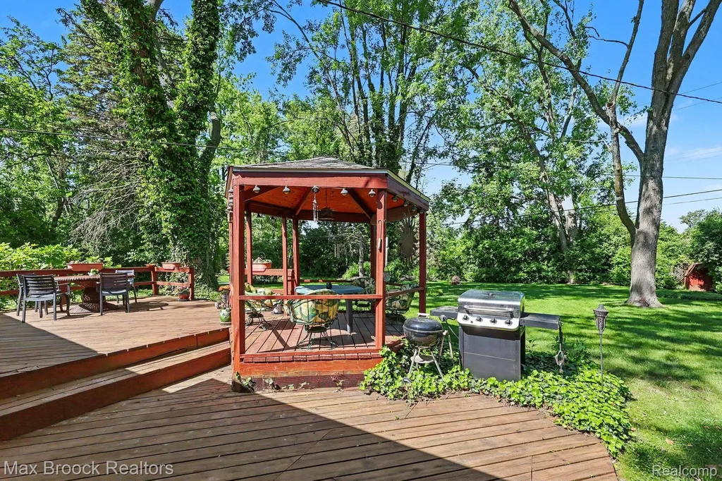 30615 Longcrest Street Southfield City MI 48076