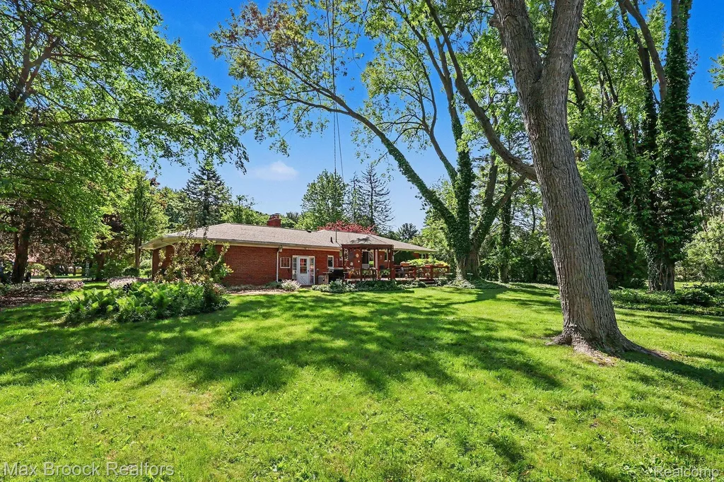 30615 Longcrest Street Southfield City MI 48076