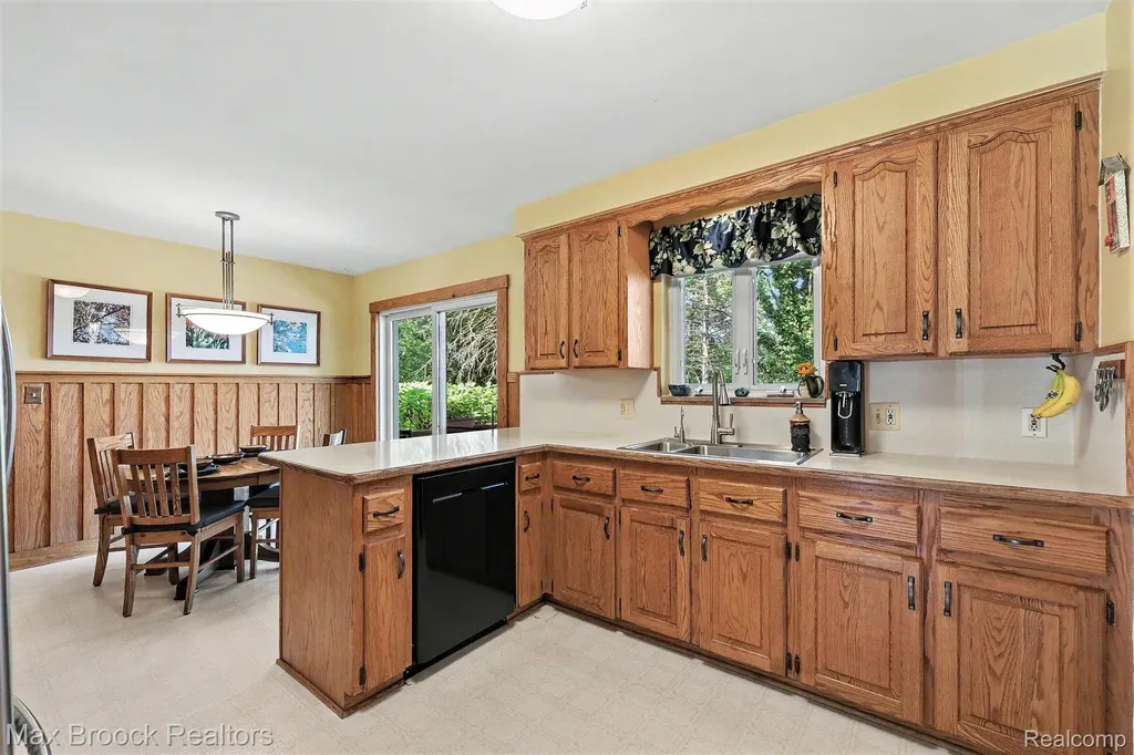 30615 Longcrest Street Southfield City MI 48076