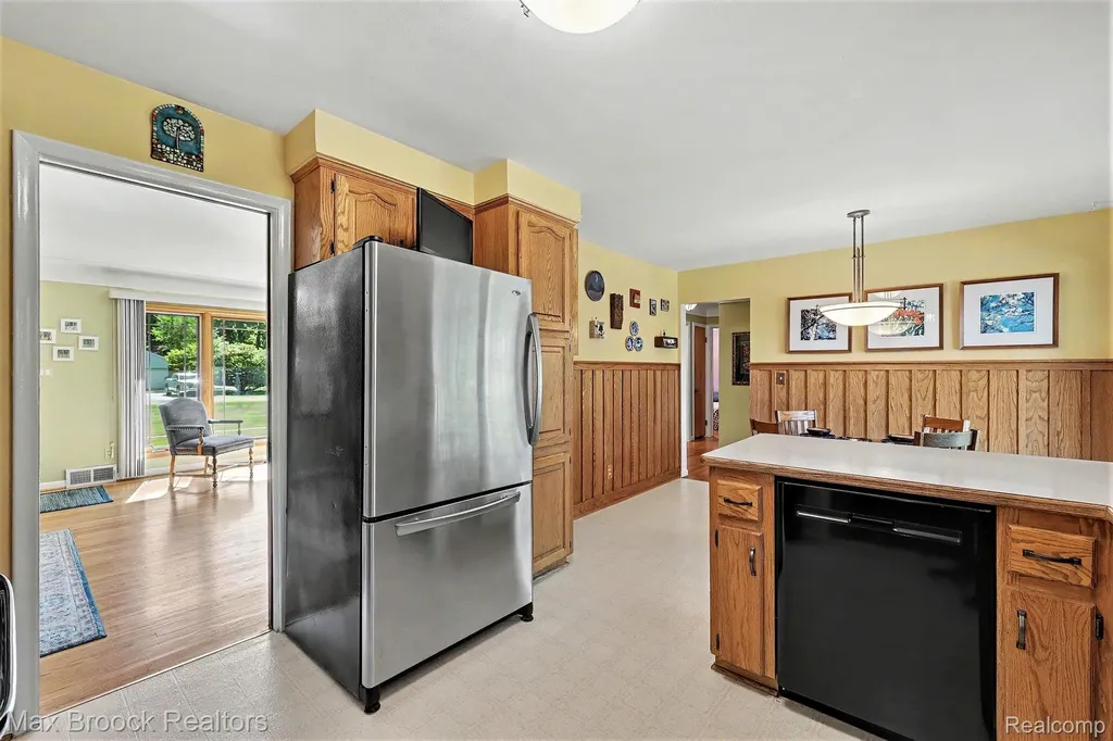 30615 Longcrest Street Southfield City MI 48076