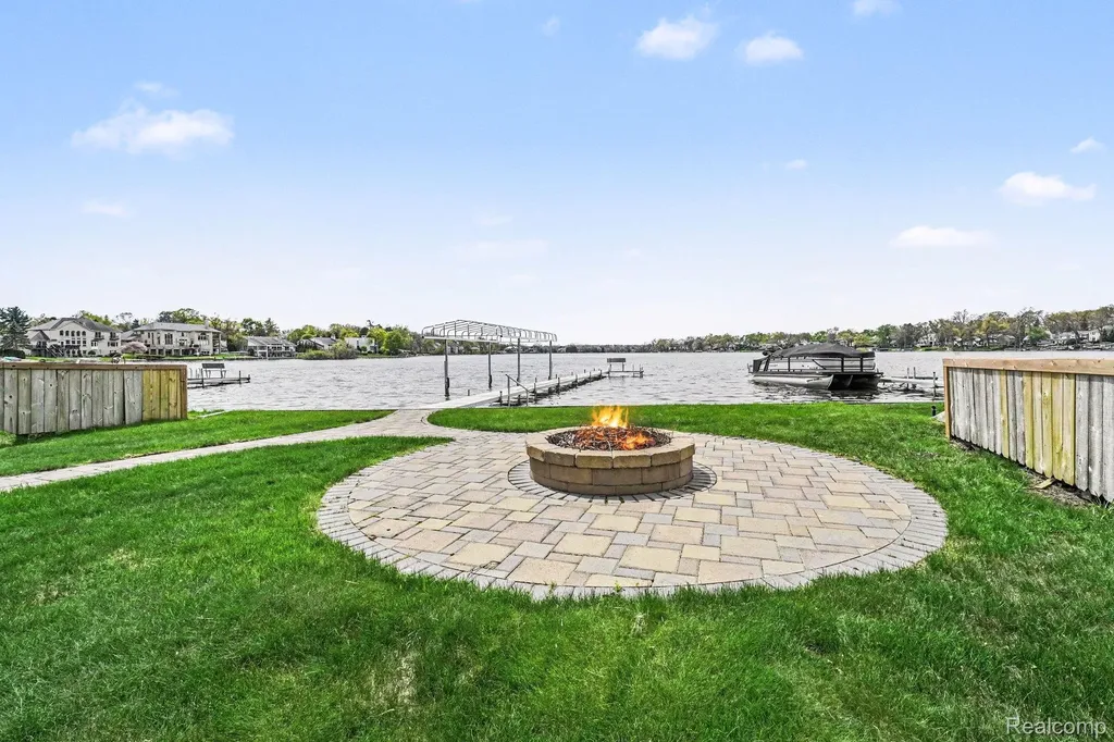 3506 Union Lake Road Commerce Charter Township MI 48382