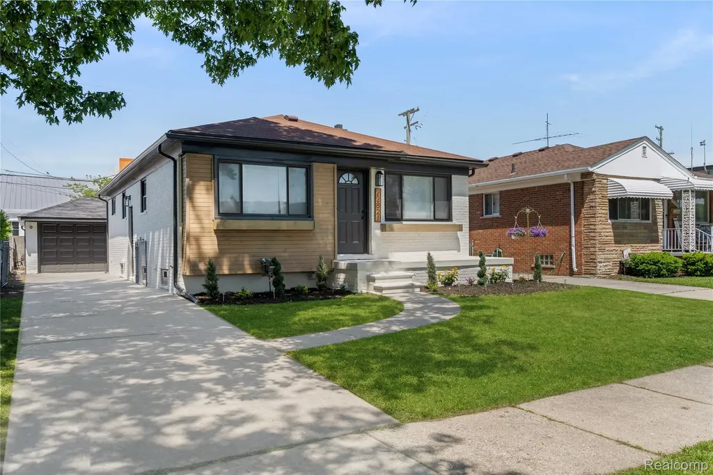 22821 Harmon Street St. Clair Shores City MI 48080