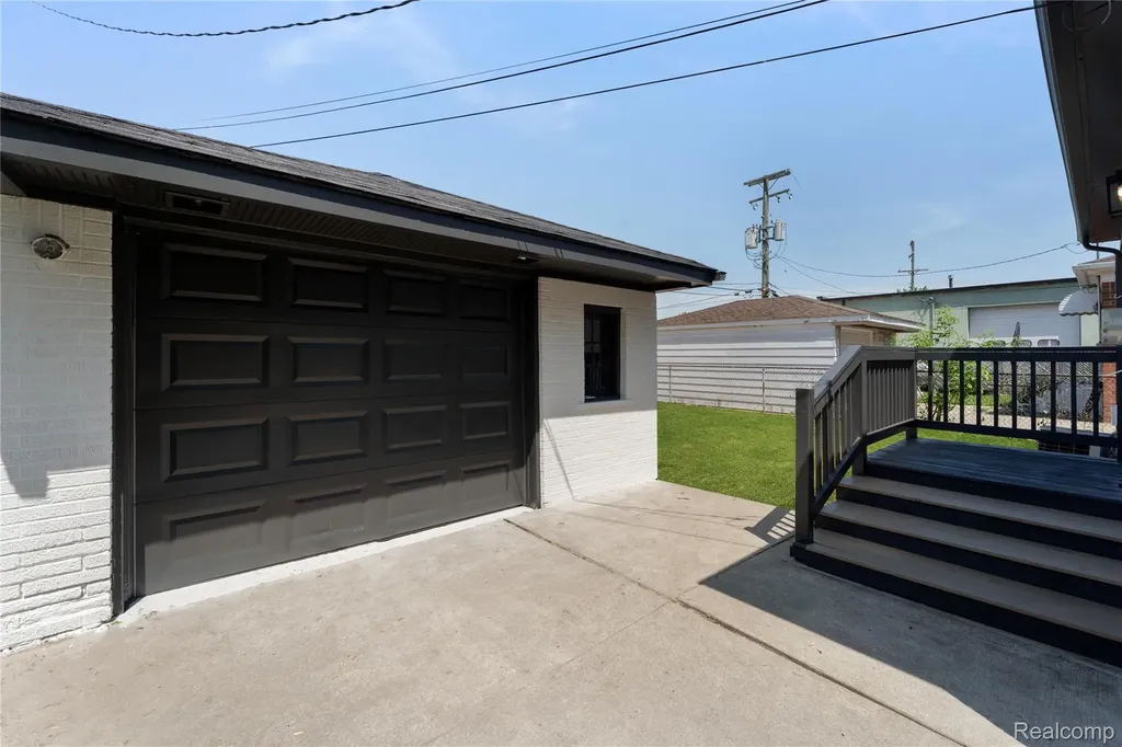 22821 Harmon Street St. Clair Shores City MI 48080
