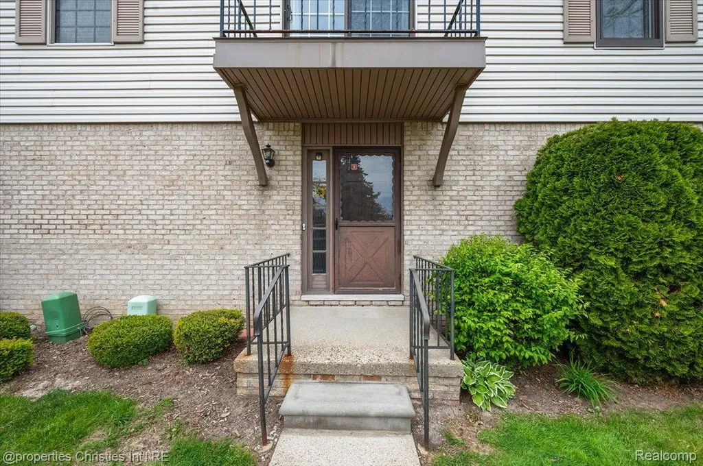 35164 N Bay Circle Harrison Charter Township MI 48045