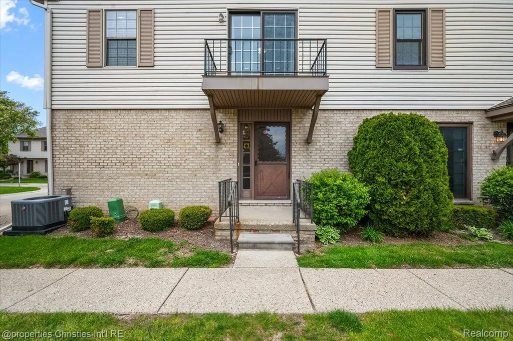 35164 N Bay Circle Harrison Charter Township MI 48045