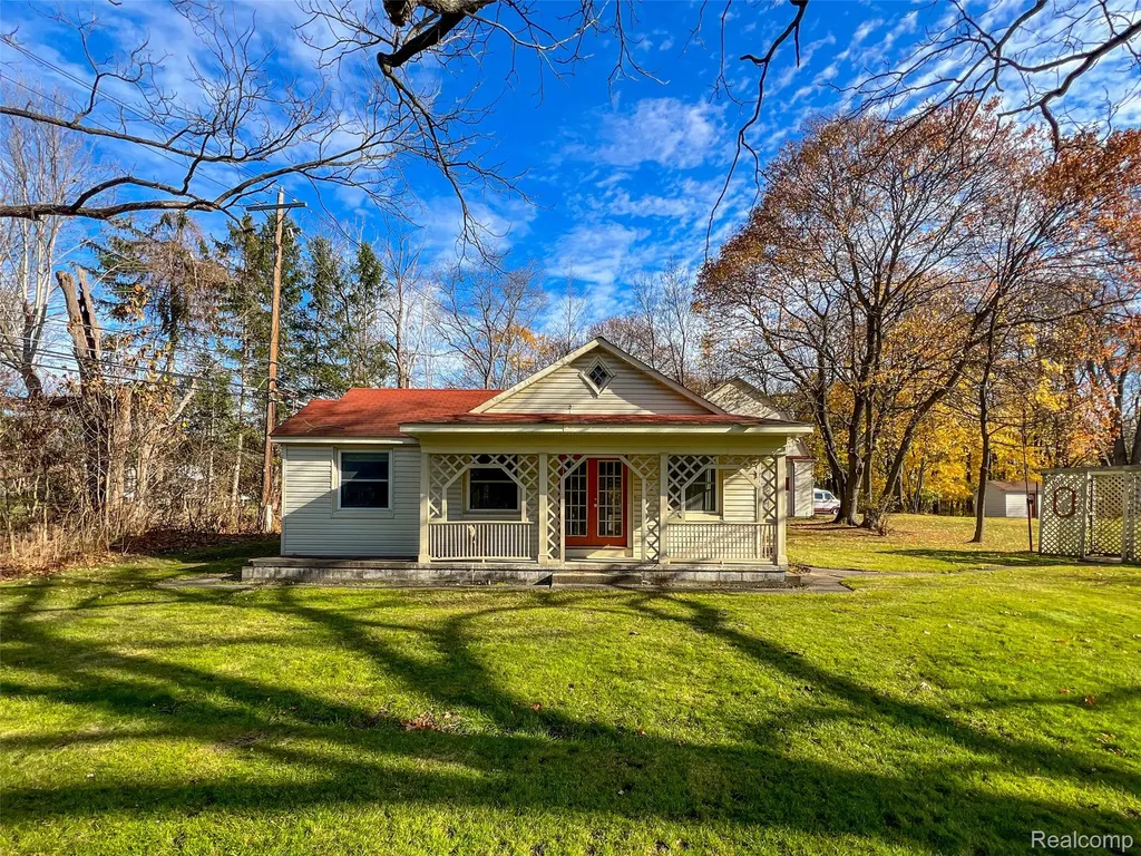 5044 Charing Cross Road Bloomfield Charter Township MI 48304
