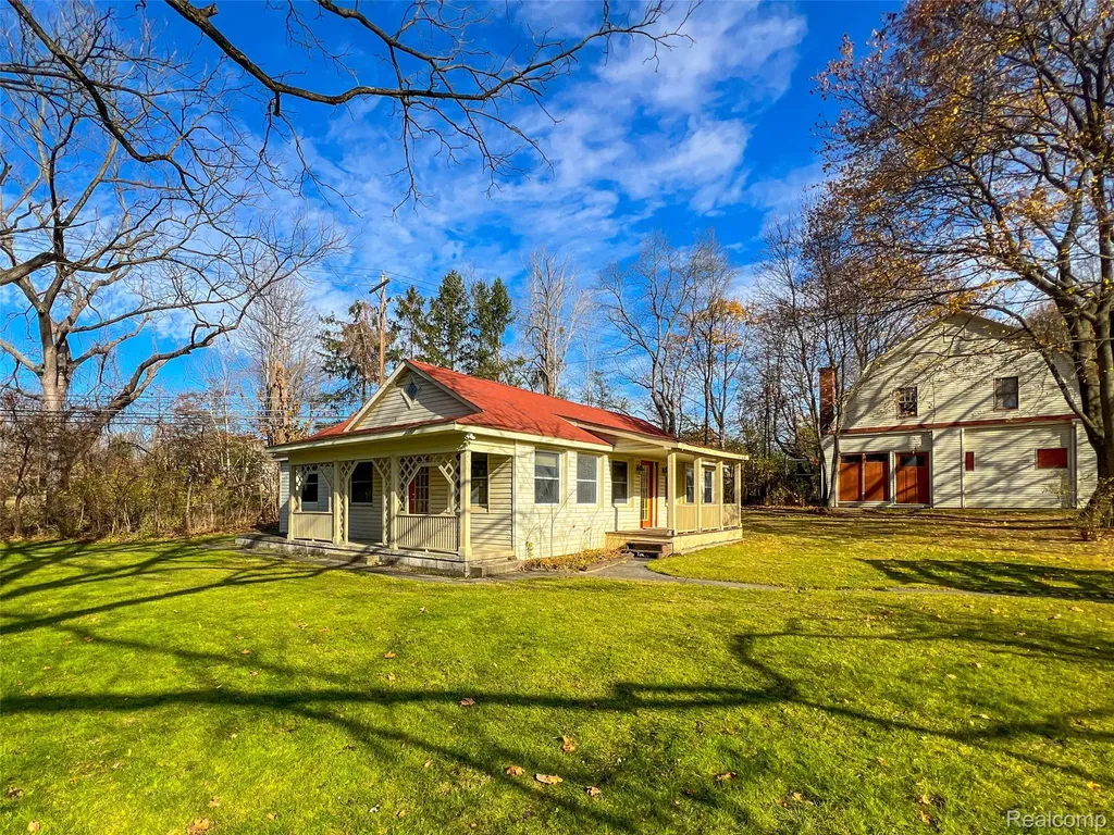 5044 Charing Cross Road Bloomfield Charter Township MI 48304