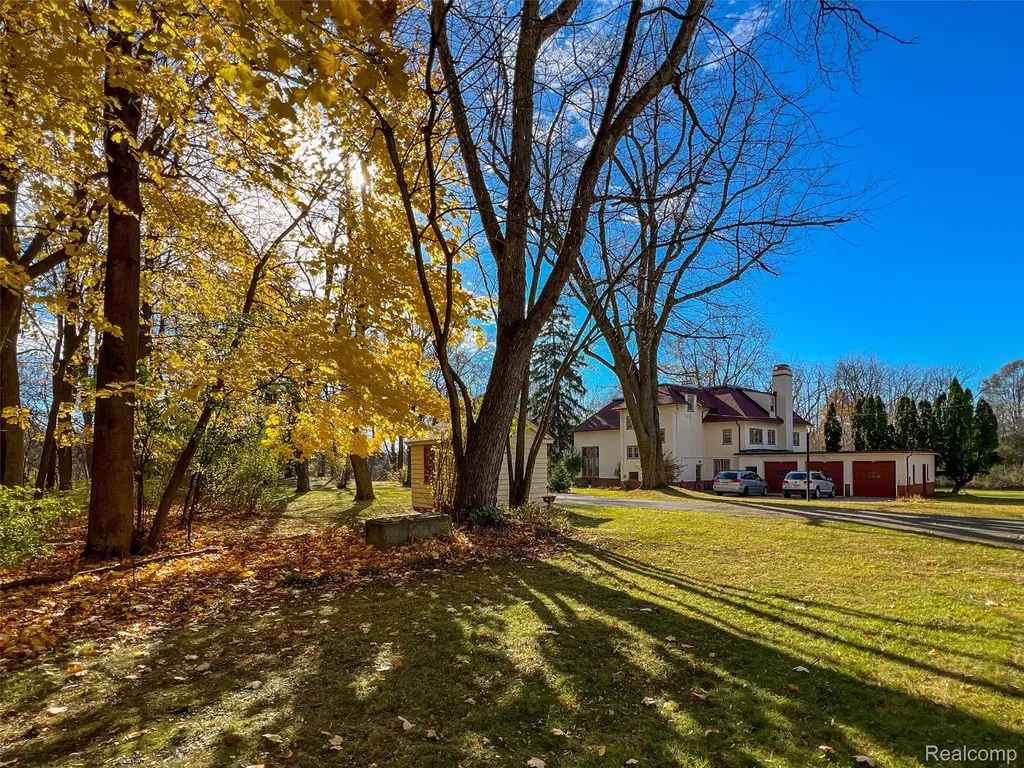 5044 Charing Cross Road Bloomfield Charter Township MI 48304