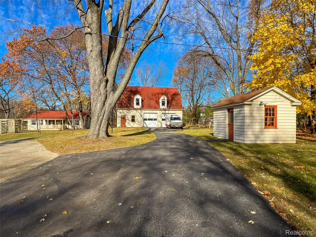 5044 Charing Cross Road Bloomfield Charter Township MI 48304