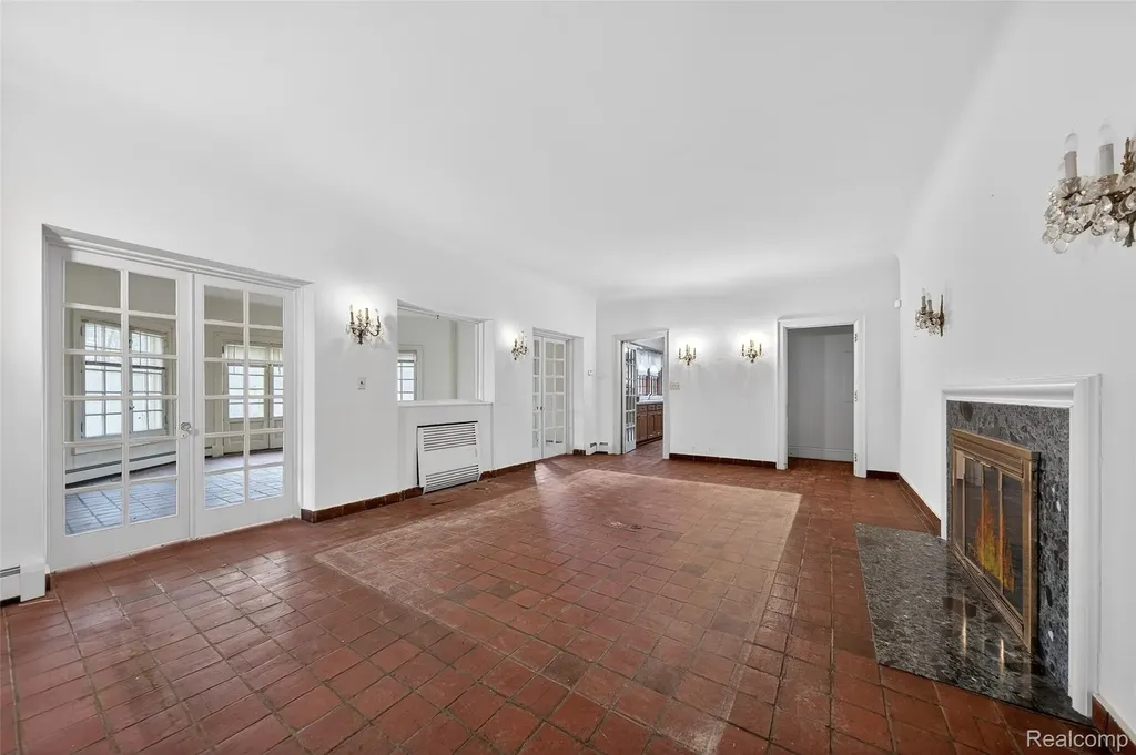 5044 Charing Cross Road Bloomfield Charter Township MI 48304