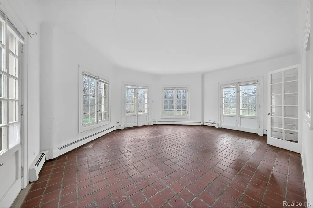 5044 Charing Cross Road Bloomfield Charter Township MI 48304