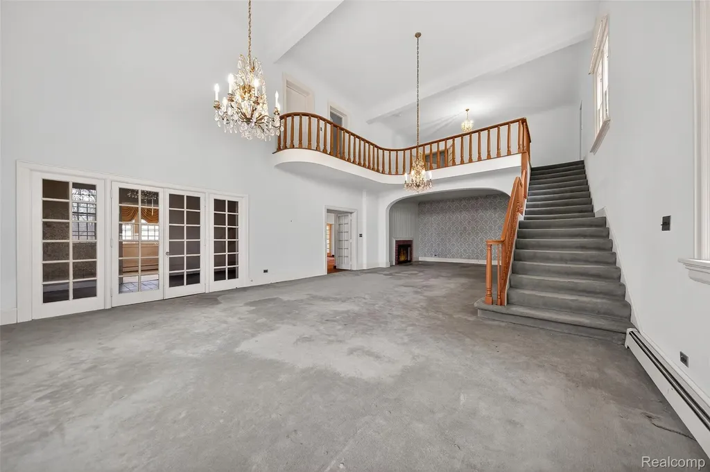 5044 Charing Cross Road Bloomfield Charter Township MI 48304