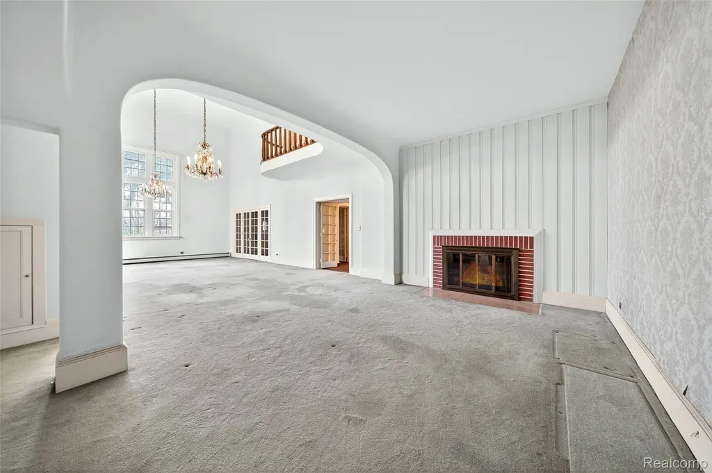 5044 Charing Cross Road Bloomfield Charter Township MI 48304