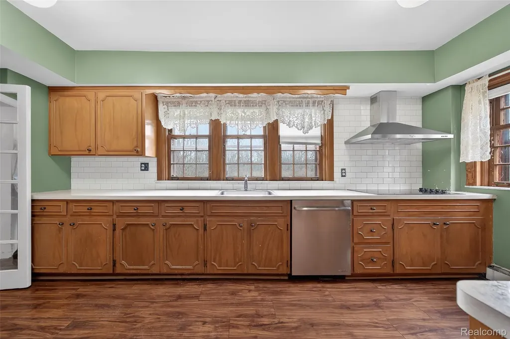 5044 Charing Cross Road Bloomfield Charter Township MI 48304