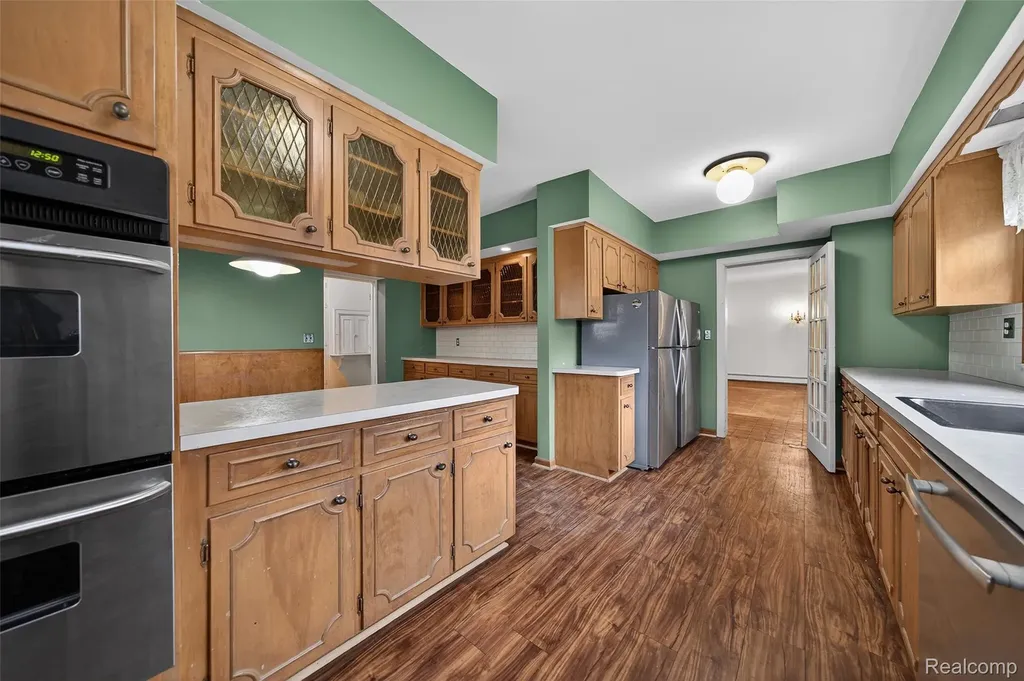 5044 Charing Cross Road Bloomfield Charter Township MI 48304