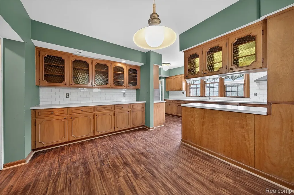 5044 Charing Cross Road Bloomfield Charter Township MI 48304