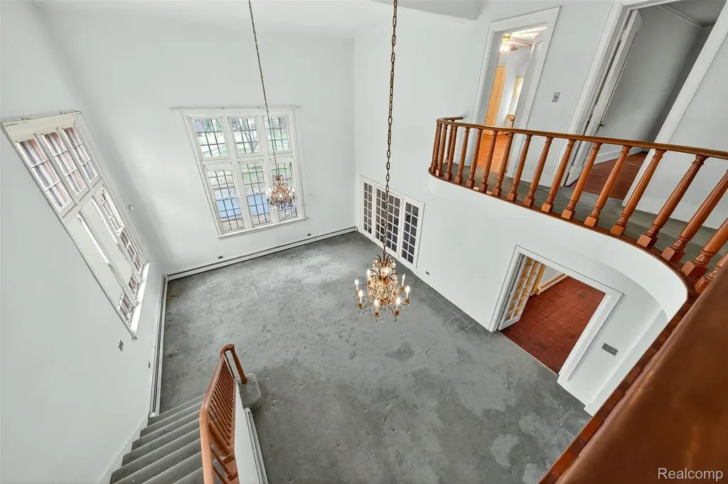 5044 Charing Cross Road Bloomfield Charter Township MI 48304