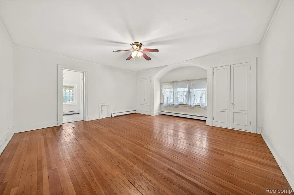 5044 Charing Cross Road Bloomfield Charter Township MI 48304