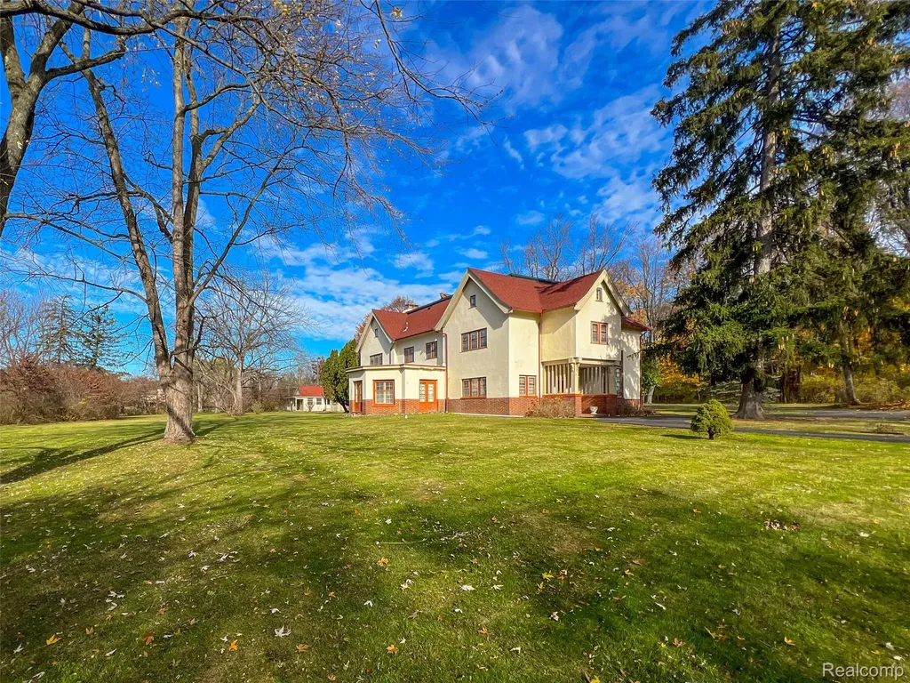5044 Charing Cross Road Bloomfield Charter Township MI 48304