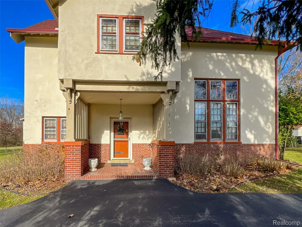 5044 Charing Cross Road Bloomfield Charter Township MI 48304
