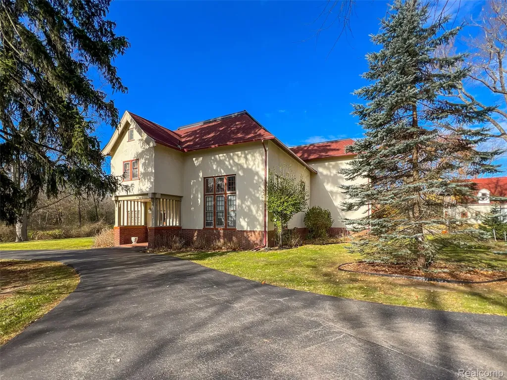 5044 Charing Cross Road Bloomfield Charter Township MI 48304