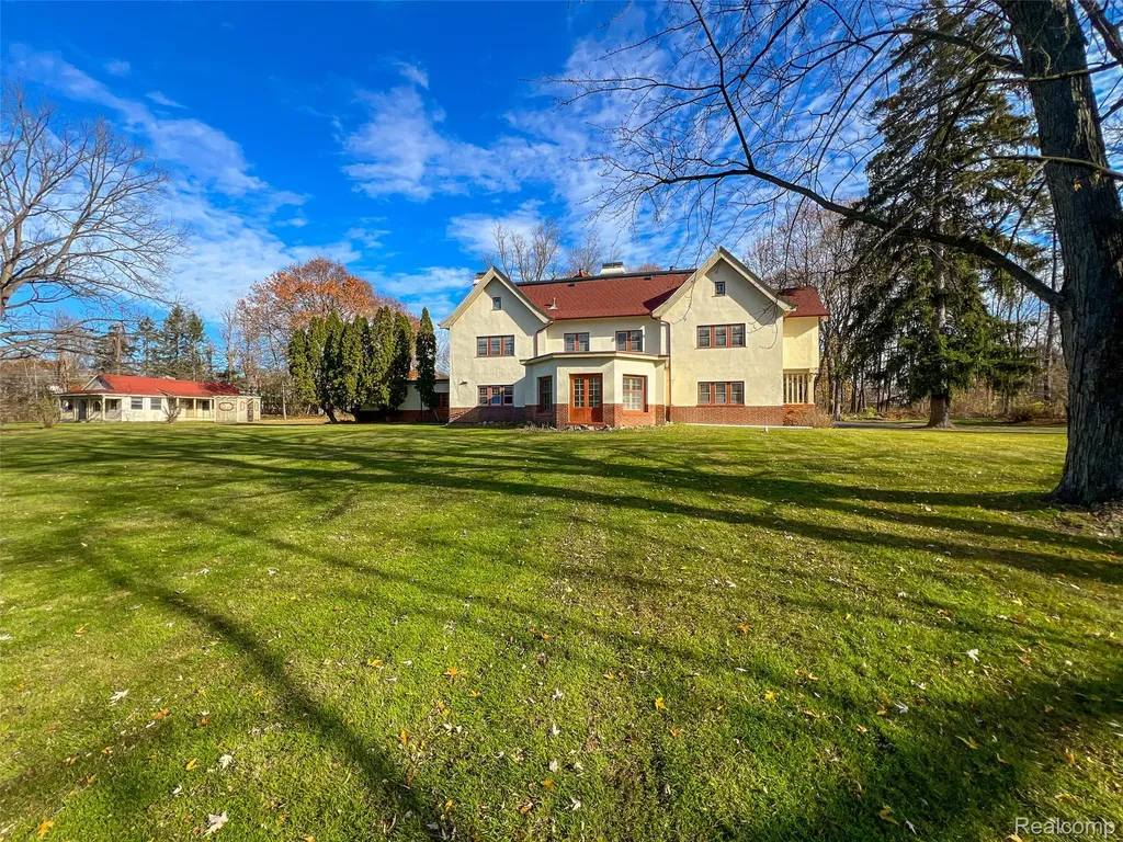 5044 Charing Cross Road Bloomfield Charter Township MI 48304