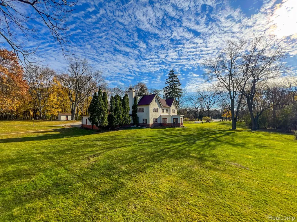 5044 Charing Cross Road Bloomfield Charter Township MI 48304